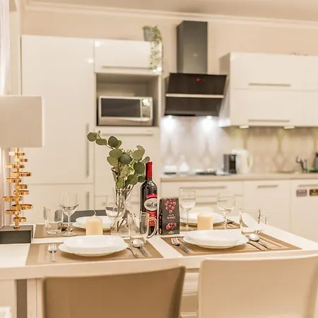 Piasek - Location, Patio, Tram&bus Nearby - By Rentujemy شقة