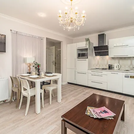 شقة Piasek - Location, Patio, Tram&bus Nearby - By Rentujemy *