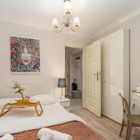 Piasek - Location, Patio, Tram&bus Nearby - By Rentujemy Apartment *